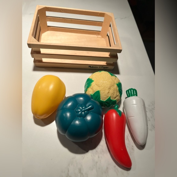 Really fun set of Melissa & Doug kids chefs outfit, wood & plastic pretend food - Picture 5 of 13